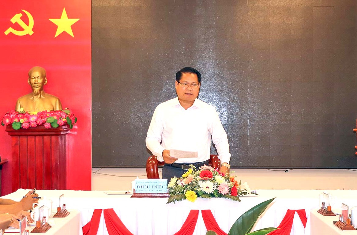 Ông Điểu Điều - Trưởng ban Dân tộc HĐND tỉnh Bình Phước thông tin tại cuộc họp Ông Điểu Điều - Trưởng ban Dân tộc HĐND tỉnh Bình Phước thông tin tại cuộc họp