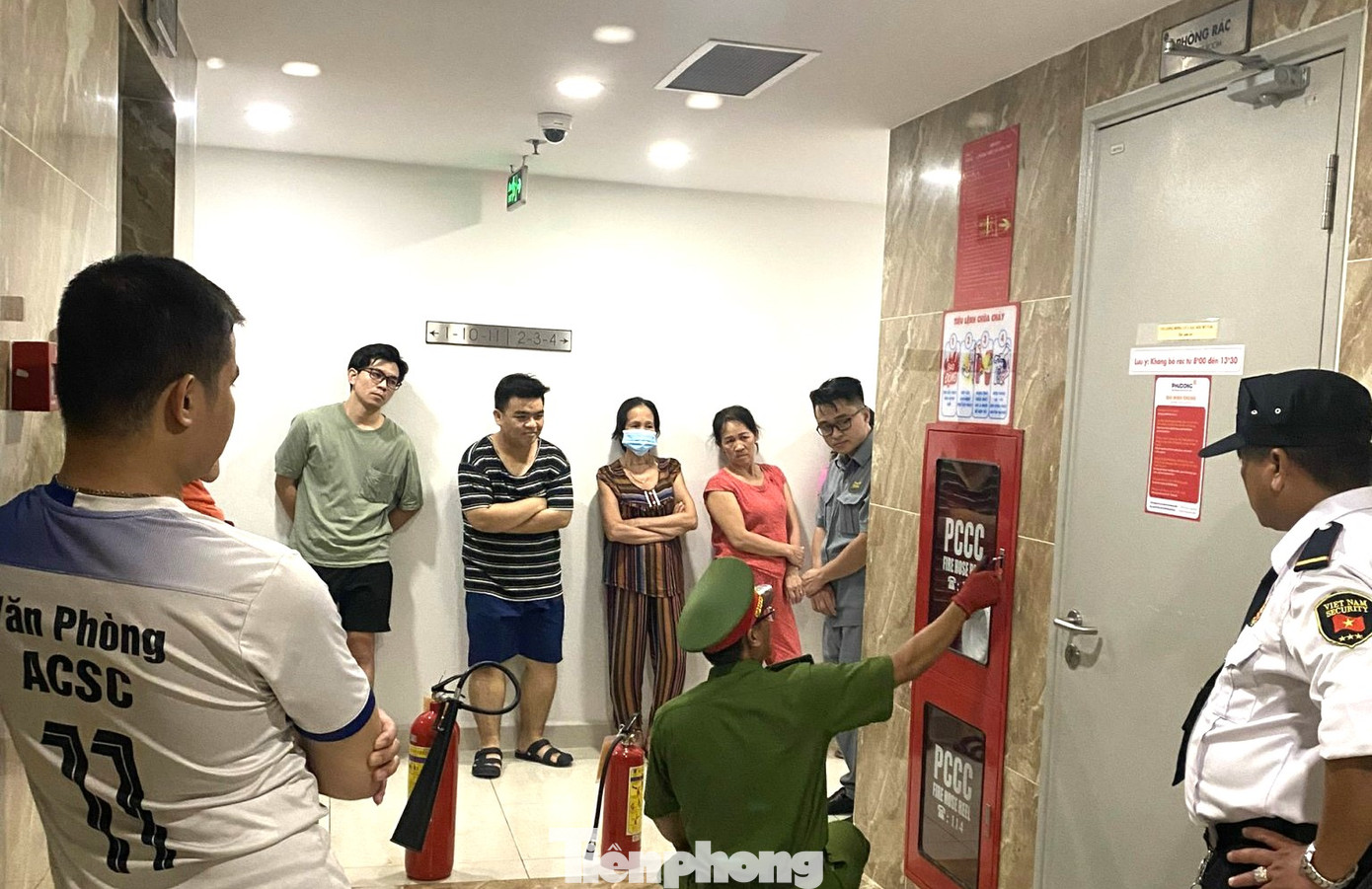 Để phát huy tác dụng công tác PCCC – CNCH, lực lượng chức năng vận động người dân liên kết, thắt chặt “tình làng, nghĩa xóm”, nâng cao sự đoàn kết, thân ái, phát huy truyền thống tốt đẹp của nhân dân tại địa phương nơi cư trú. Để phát huy tác dụng công tác PCCC – CNCH, lực lượng chức năng vận động người dân liên kết, thắt chặt “tình làng, nghĩa xóm”, nâng cao sự đoàn kết, thân ái, phát huy truyền thống tốt đẹp của nhân dân tại địa phương nơi cư trú.