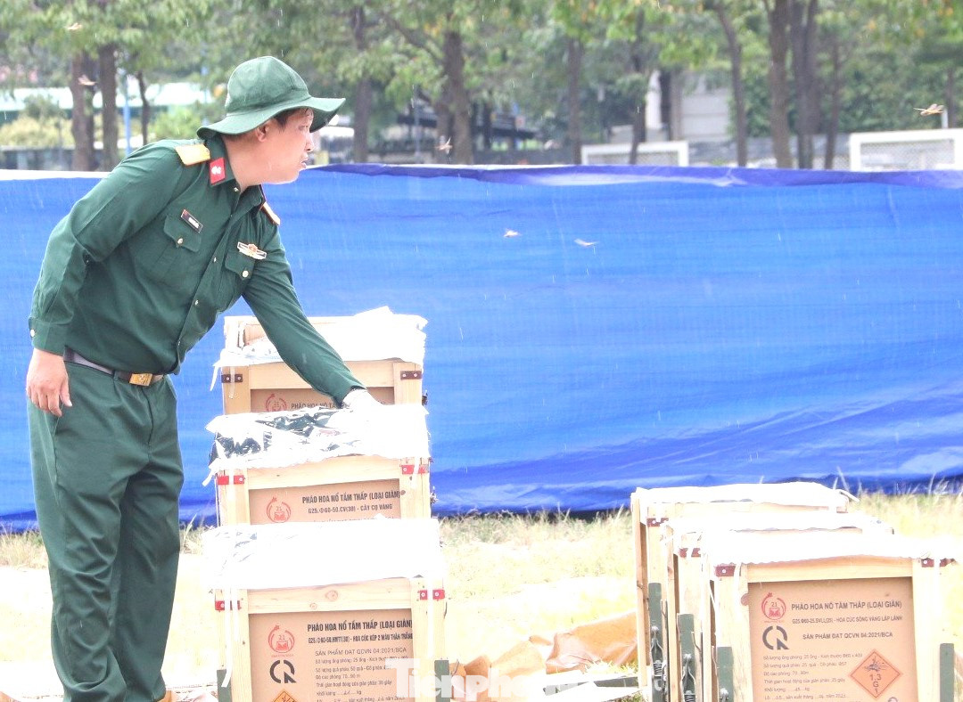 Các chiến sĩ chuẩn bị giàn pháo