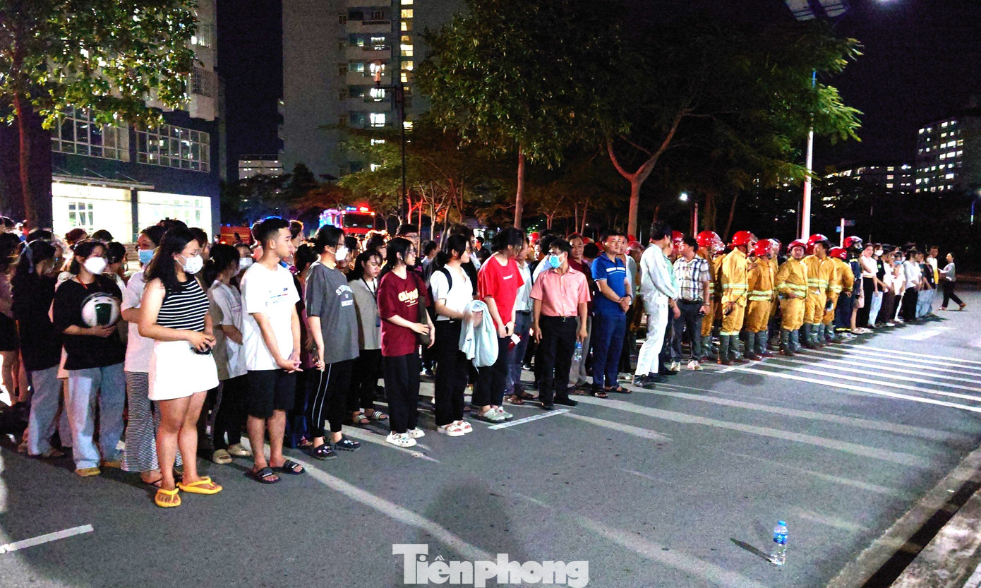 Ngày 14/9, Trung tá Nguyễn Văn Tùng - Phó trưởng Phòng Cảnh sát phòng cháy chữa cháy và Cứu nạn cứu hộ (PCCC – CNCH) Công an tỉnh Bình Dương, cho biết để đảm bảo an toàn tính mạng, tài sản của người dân, những ngày qua đơn vị đang tích cực hướng dẫn các biện pháp phòng cháy chữa cháy và kỹ năng thoát nạn cho người dân. Ngày 14/9, Trung tá Nguyễn Văn Tùng - Phó trưởng Phòng Cảnh sát phòng cháy chữa cháy và Cứu nạn cứu hộ (PCCC – CNCH) Công an tỉnh Bình Dương, cho biết để đảm bảo an toàn tính mạng, tài sản của người dân, những ngày qua đơn vị đang tích cực hướng dẫn các biện pháp phòng cháy chữa cháy và kỹ năng thoát nạn cho người dân.