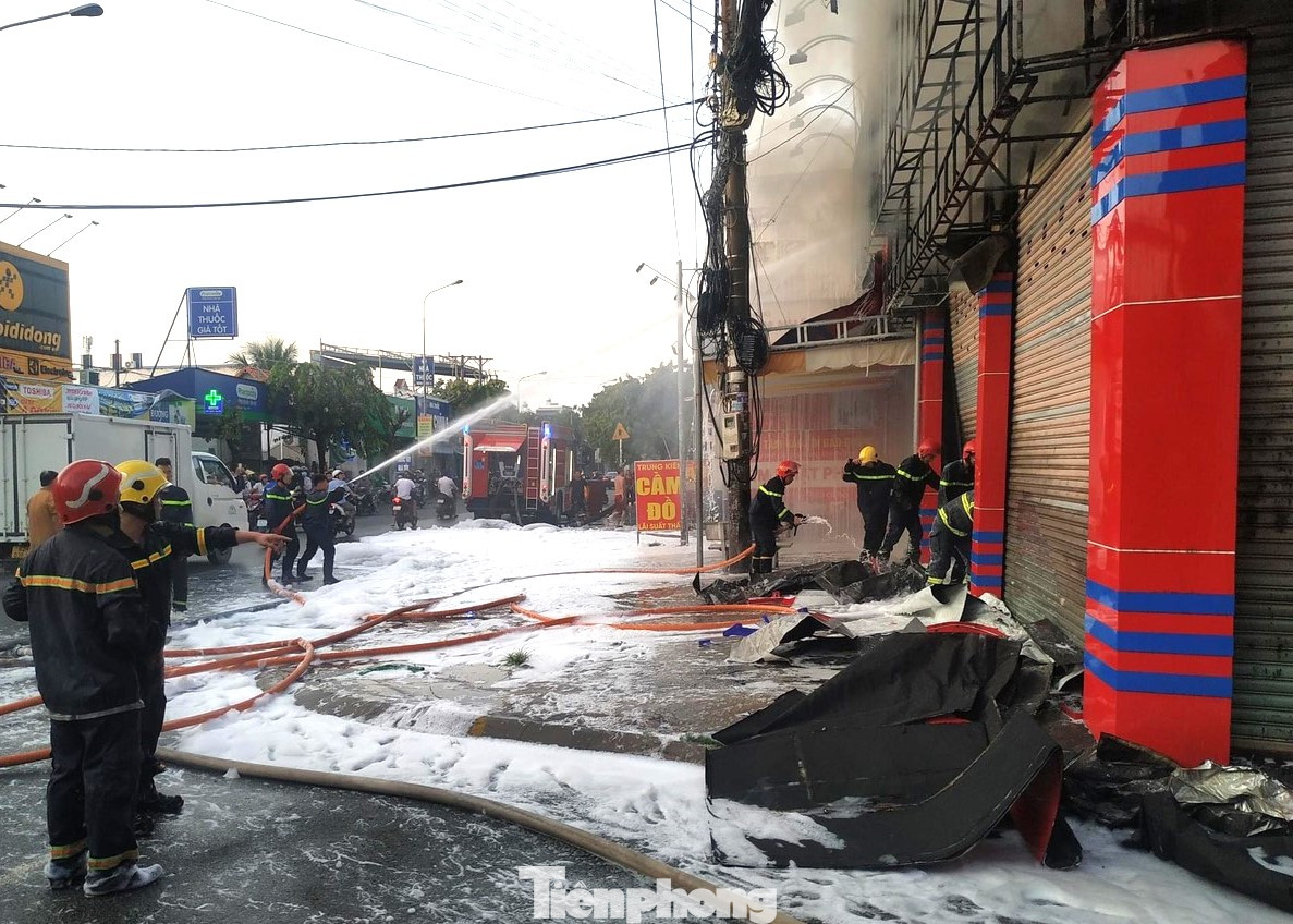 Lực lượng chức năng nỗ lực dập tắt đám cháy