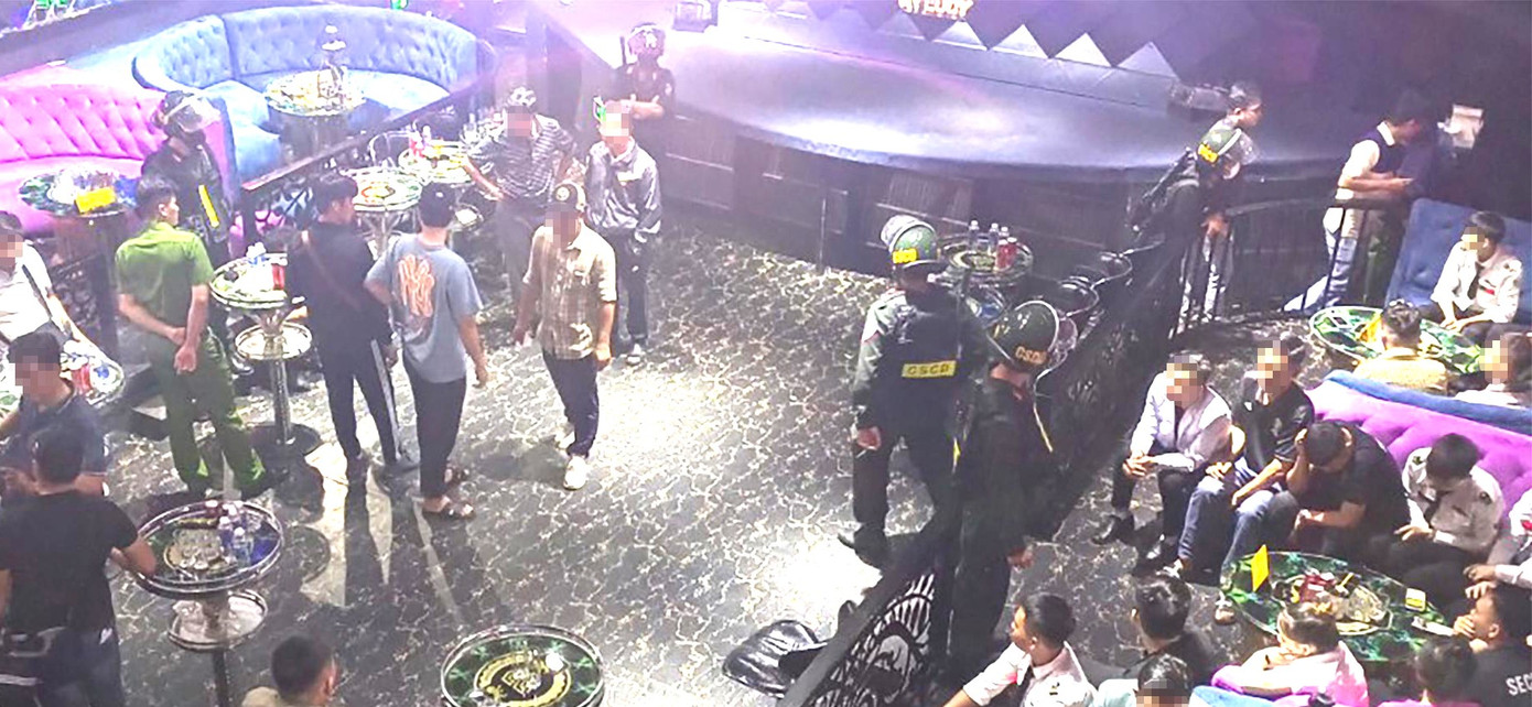 Cảnh sát kiểm tra bên trong quán bar Boom Boo Club Ảnh: Công an tỉnh Bình Phước