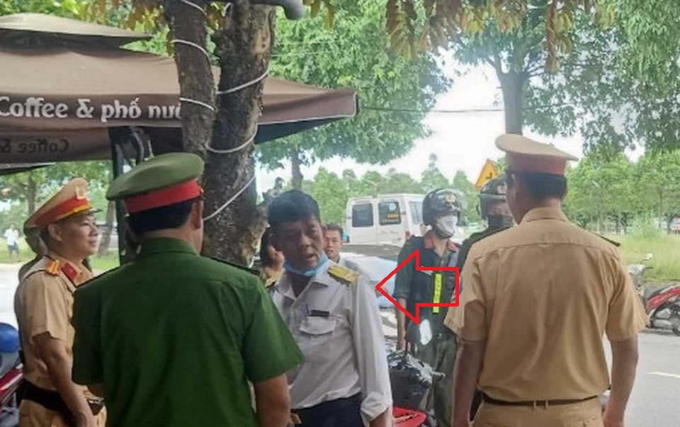 Ông Sâm (áo trắng) có hành vi không chấp hành đo nồng độ cồn