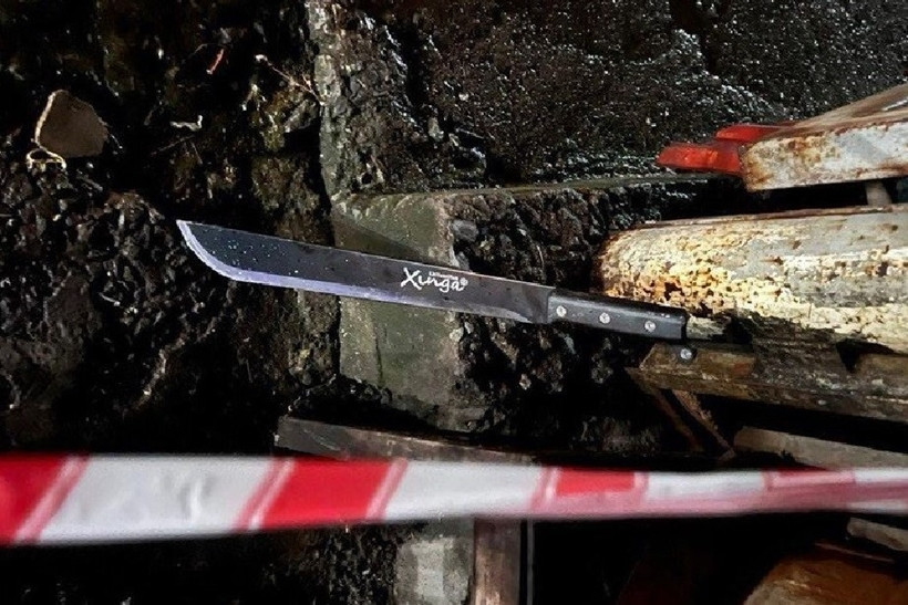 Một hung khí bỏ lại hiện trường sau khi nhóm đối tượng gây án rời đi