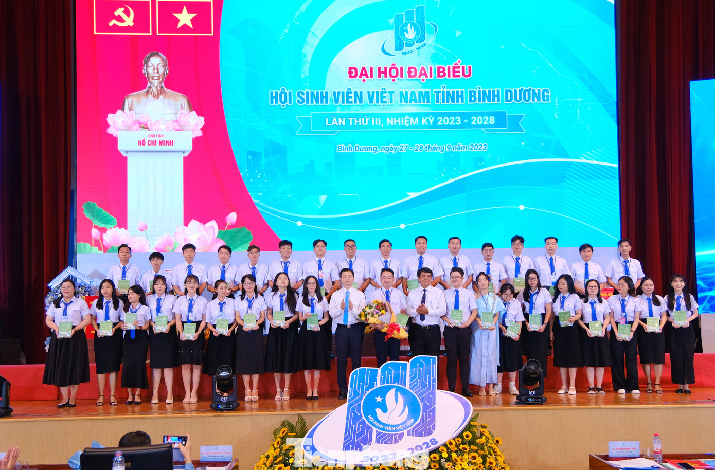 Anh Nguyễn Minh Triết - Bí thư T.Ư Đoàn, Chủ tịch T.Ư Hội Sinh viên Việt Nam tặng hoa chúc mừng Ban Chấp hành Hội Sinh viên Việt Nam tỉnh Bình Dương, nhiệm kỳ 2023-2028 Anh Nguyễn Minh Triết - Bí thư T.Ư Đoàn, Chủ tịch T.Ư Hội Sinh viên Việt Nam tặng hoa chúc mừng Ban Chấp hành Hội Sinh viên Việt Nam tỉnh Bình Dương, nhiệm kỳ 2023-2028