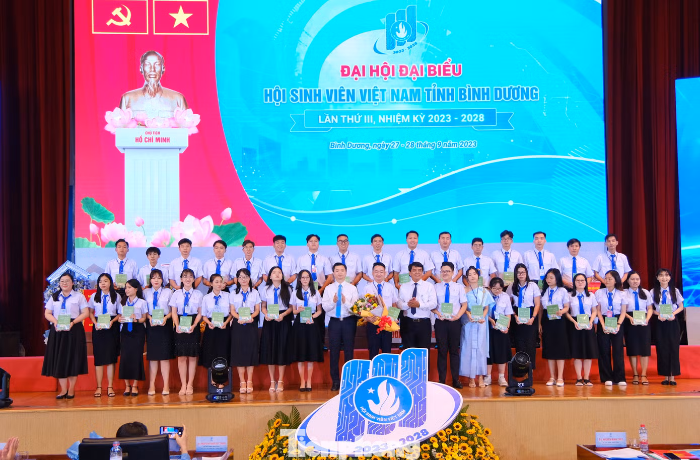 Anh Nguyễn Minh Triết - Bí thư T.Ư Đoàn, Chủ tịch T.Ư Hội Sinh viên Việt Nam tặng hoa chúc mừng Ban Chấp hành Hội Sinh viên Việt Nam tỉnh Bình Dương, nhiệm kỳ 2023-2028