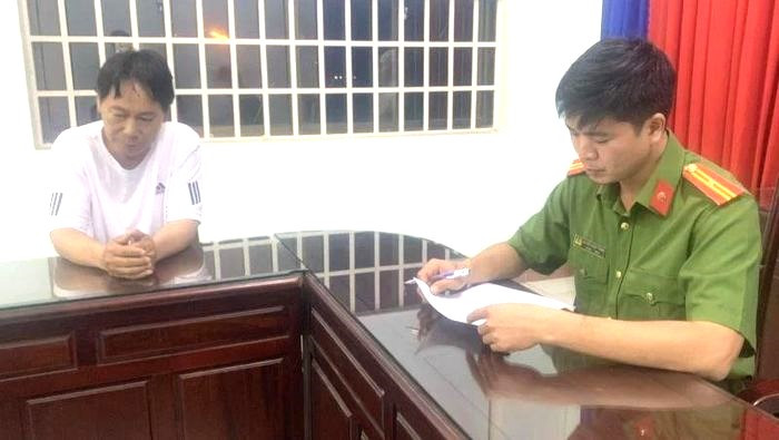 Hồ Văn Khởi (áo trắng) tại cơ quan công an Hồ Văn Khởi (áo trắng) tại cơ quan công an