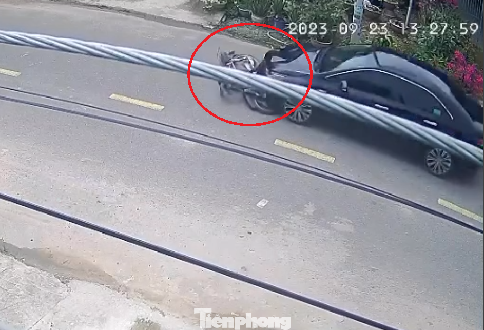 Chiếc xe máy bị kéo lê trên đường Ảnh cắt từ clip