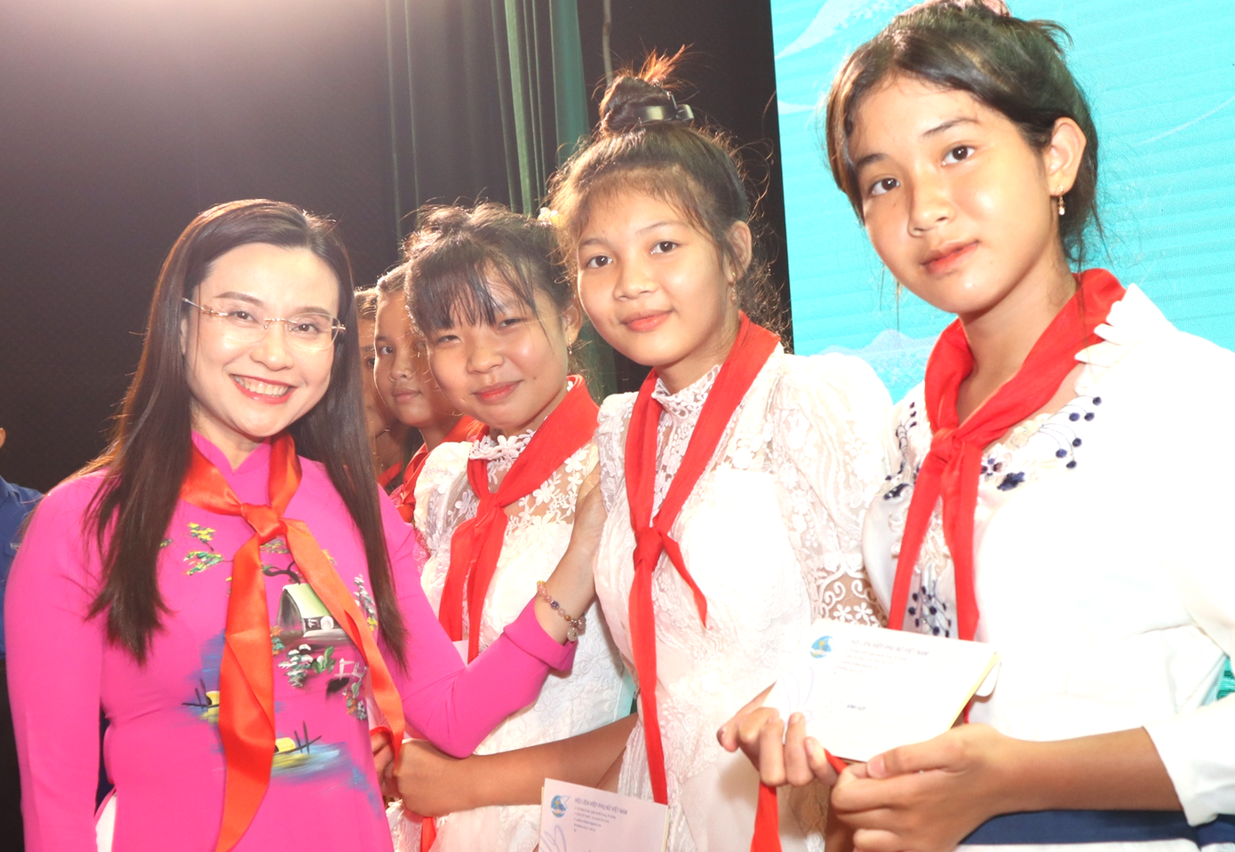 Bí thư Trung ương Đoàn, Chủ tịch Hội đồng Đội Trung ương Nguyễn Phạm Duy Trang tặng quà cho thiếu nhi