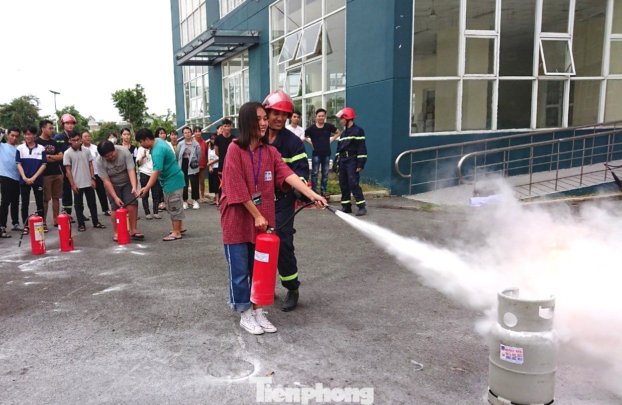 Lực lượng chức năng hướng dẫn người dân cách chữa cháy Lực lượng chức năng hướng dẫn người dân cách chữa cháy