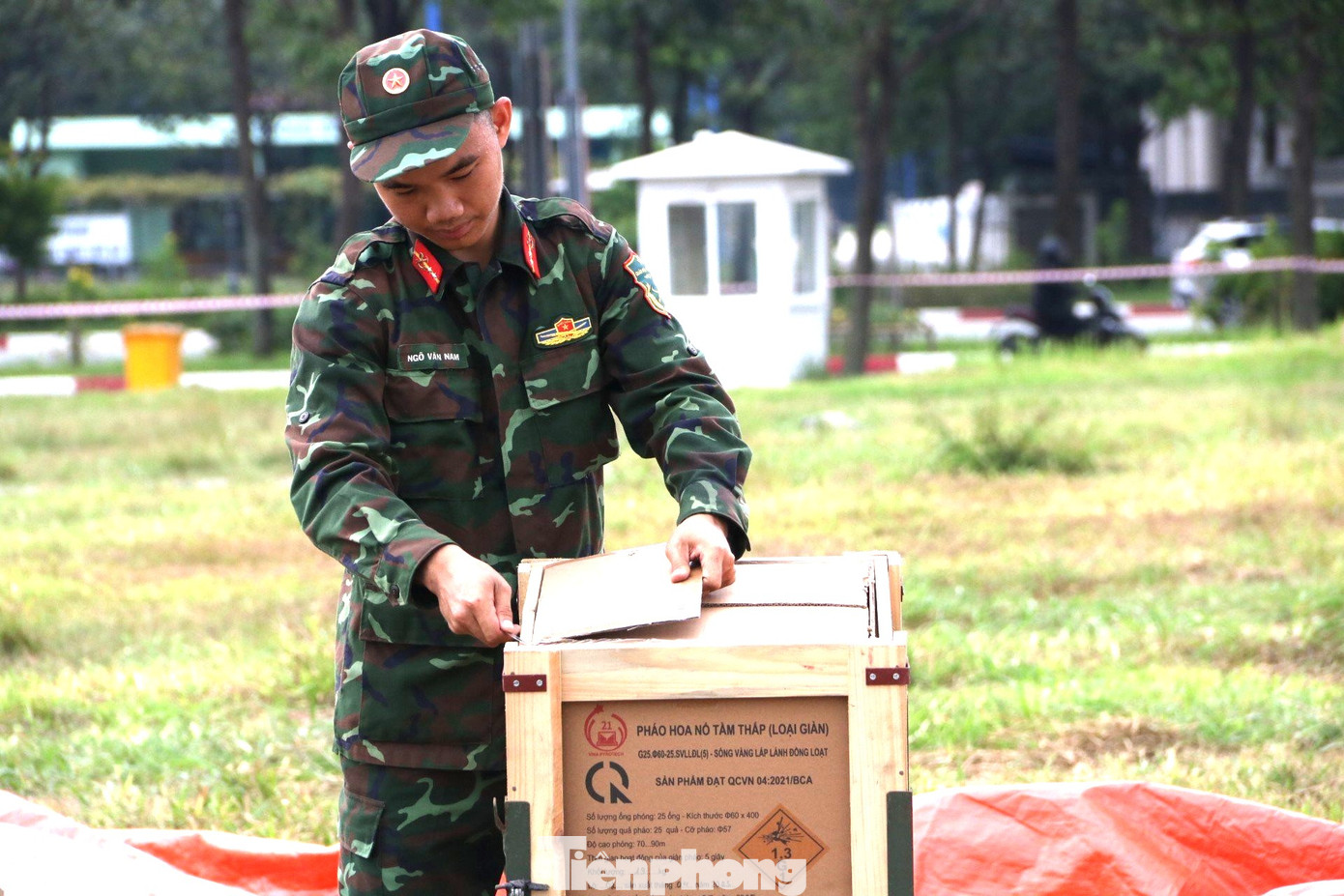 Chiến sĩ mở hộp pháo để đưa lên giàn cố định