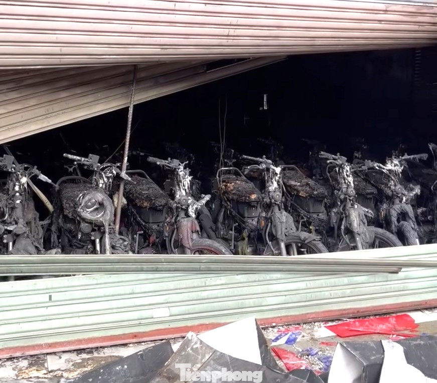 Hàng chục chiếc xe máy bị thiêu rụi