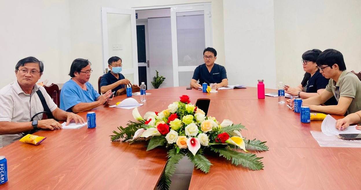 Phó giám đốc Sở Y tế tỉnh Bình Dương Huỳnh Minh Chín (giữa) chủ trì họp chuyên môn phương án ứng phó bệnh đậu mùa khỉ sau khi phát hiện ca bệnh đầu tiên