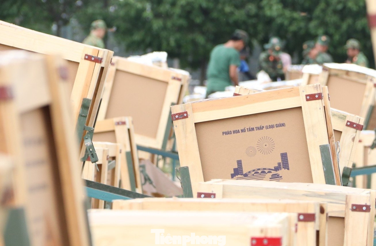 Vào chiều cùng ngày, các cán bộ, chiến sĩ thuộc Bộ chỉ huy quân sự tỉnh Bình Dương chuẩn bị trận địa với 150 giàn pháo hoa tầm thấp bắn trong thời lượng 15 phút tại đường Hùng Vương (gần tòa nhà Toyota), phường Hòa Phú, TP.Thủ Dầu Một (thành phố mới Bình Dương) cách Trung tâm Hành chính tỉnh Bình Dương khoảng 500m.