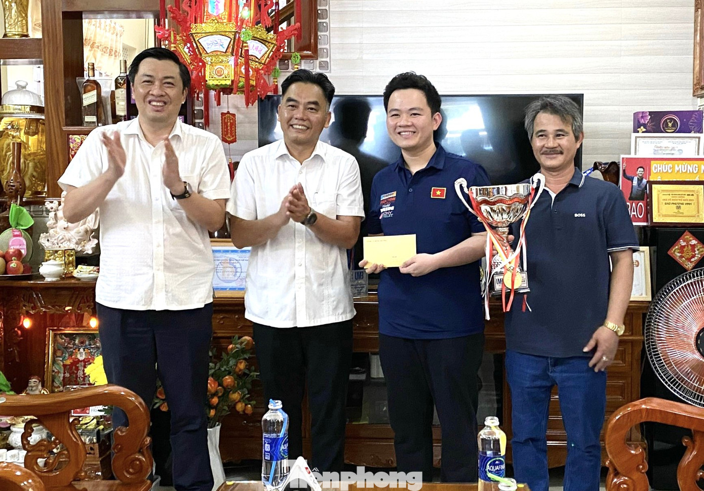 Lãnh đạo tỉnh Bình Dương tặng quà cho VĐV Bao Phương Vinh Lãnh đạo tỉnh Bình Dương tặng quà cho VĐV Bao Phương Vinh