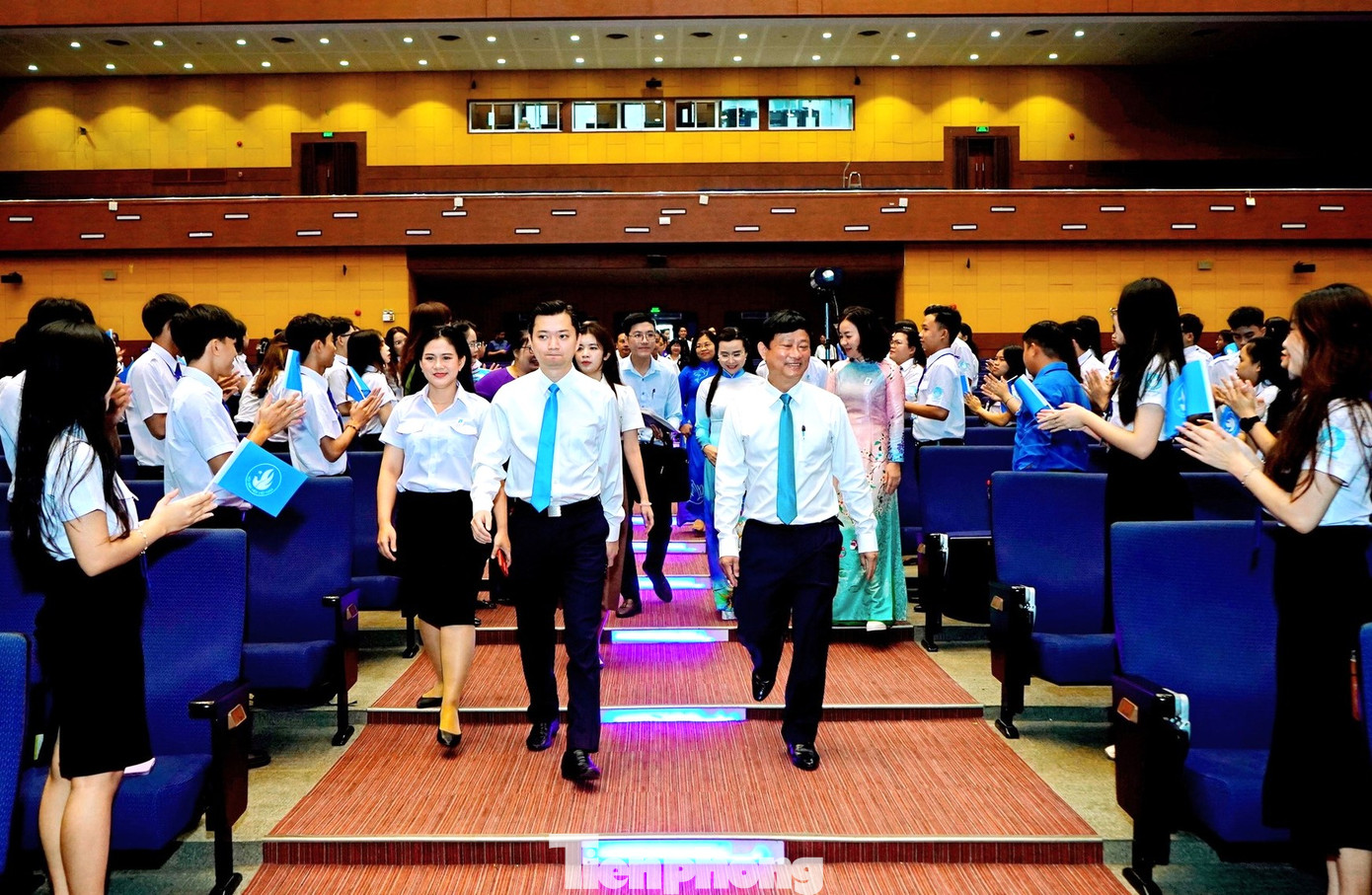 Bí thư T.Ư Đoàn, Chủ tịch T.Ư Hội Sinh viên Việt Nam Nguyễn Minh Triết và Chủ tịch UBND tỉnh Bình Dương Võ Văn Minh đến dự Đại hội Bí thư T.Ư Đoàn, Chủ tịch T.Ư Hội Sinh viên Việt Nam Nguyễn Minh Triết và Chủ tịch UBND tỉnh Bình Dương Võ Văn Minh đến dự Đại hội