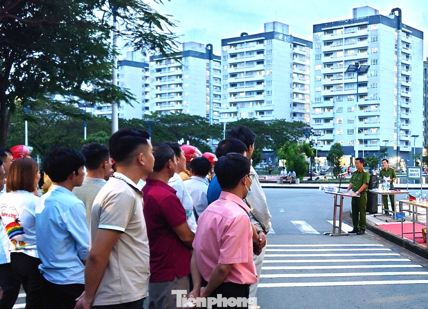 Cán bộ, chiến sĩ tích cực tuyên truyền, phổ biến sâu rộng kiến thức pháp luật về PCCC - CNCH đến người dân sinh sống, làm việc tại khu dân cư nhằm nâng cao nhận thức, ý thức chấp hành quy định về PCCC và CNCH, kỹ năng thoát nạn, sử dụng phương tiện, dụng cụ chữa cháy. Cán bộ, chiến sĩ tích cực tuyên truyền, phổ biến sâu rộng kiến thức pháp luật về PCCC - CNCH đến người dân sinh sống, làm việc tại khu dân cư nhằm nâng cao nhận thức, ý thức chấp hành quy định về PCCC và CNCH, kỹ năng thoát nạn, sử dụng phương tiện, dụng cụ chữa cháy.