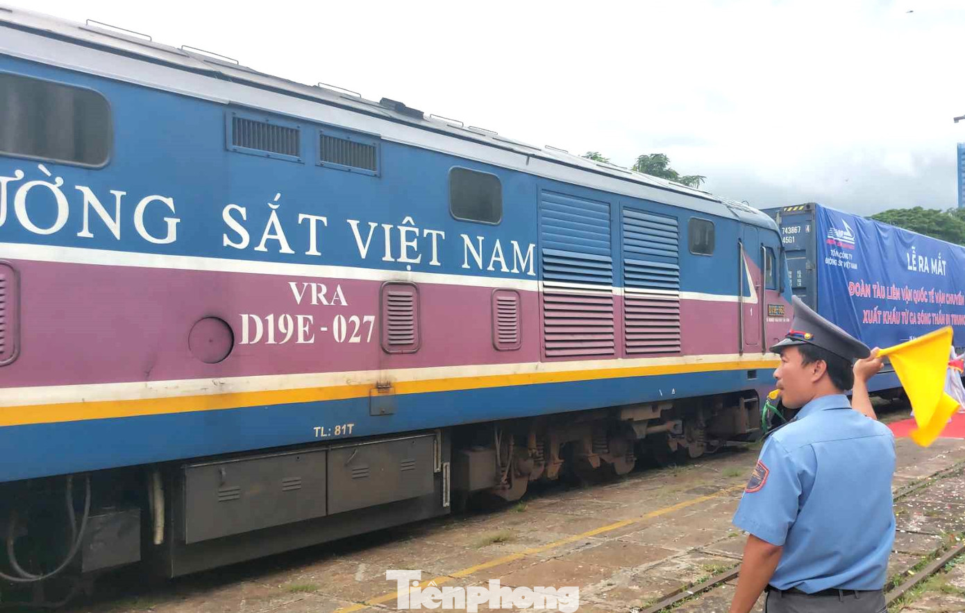 Theo lãnh đạo Tổng công ty Đường sắt Việt Nam, ga Sóng Thần (tỉnh Bình Dương) nằm sát quốc lộ 1A và giáp ranh với TPHCM, có khả năng kết nối với nhiều tỉnh. Với lợi thế đã được cấp mã liên vận, ga Sóng Thần hướng đến trở thành trung tâm vận chuyển hàng hóa trọng điểm ở khu vực phía Nam. Năng lực tổng hợp vận chuyển liên vận quốc tế tại ga Sóng Thần đạt 1,27 triệu tấn/năm, dự kiến đạt 2,5 triệu tấn năm vào năm 2025. Theo lãnh đạo Tổng công ty Đường sắt Việt Nam, ga Sóng Thần (tỉnh Bình Dương) nằm sát quốc lộ 1A và giáp ranh với TPHCM, có khả năng kết nối với nhiều tỉnh. Với lợi thế đã được cấp mã liên vận, ga Sóng Thần hướng đến trở thành trung tâm vận chuyển hàng hóa trọng điểm ở khu vực phía Nam. Năng lực tổng hợp vận chuyển liên vận quốc tế tại ga Sóng Thần đạt 1,27 triệu tấn/năm, dự kiến đạt 2,5 triệu tấn năm vào năm 2025.