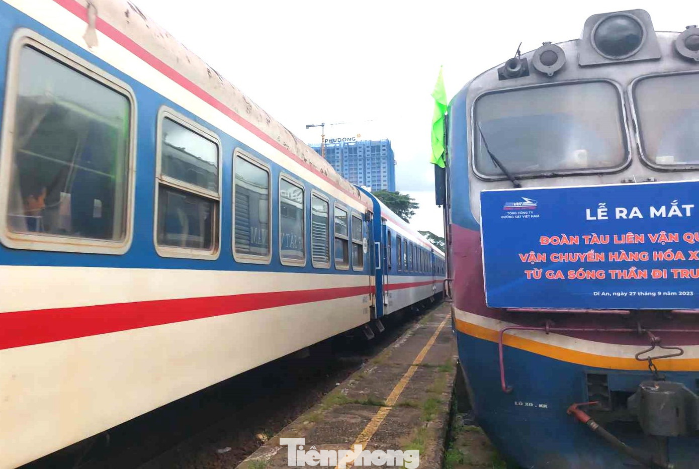 Tuyến thứ hai từ ga Sóng Thần đi Lào Cai tới ga Sơn Yêu (Hà Khẩu Bắc, Trung Quốc) sau đó sẽ chuyển đổi phương tiện đi sâu nội địa Trung Quốc. Mỗi đoàn tàu sẽ vận chuyển 20 - 25 container. Tuyến thứ hai từ ga Sóng Thần đi Lào Cai tới ga Sơn Yêu (Hà Khẩu Bắc, Trung Quốc) sau đó sẽ chuyển đổi phương tiện đi sâu nội địa Trung Quốc. Mỗi đoàn tàu sẽ vận chuyển 20 - 25 container.