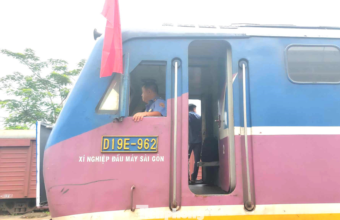 Đoàn tàu chính thức lăn bánh Đoàn tàu chính thức lăn bánh