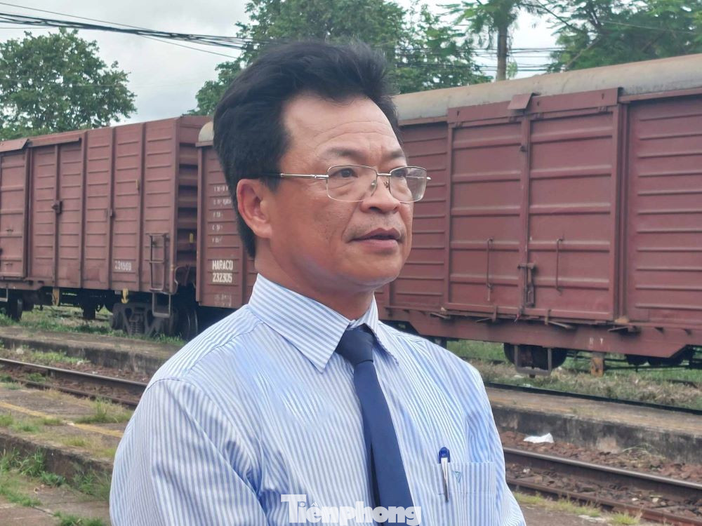 Ông Đặng Sỹ Mạnh – Chủ tịch Hội đồng thành viên Tổng công ty Đường sắt Việt Nam cho biết, sau chuyến tàu đầu tiên này, tổng công ty sẽ chỉ đạo các đơn vị thành viên, các công ty vận tải đường sắt căn cứ nhu cầu thực tế, tổ chức tăng tần suất chạy tàu trên tuyến. Với việc tổ chức hoạt động liên vận quốc tế tại ga Sóng Thần, thay vì phải vận chuyển hàng hóa đến các cảng biển tại TPHCM, Vũng Tàu để làm thủ tục xuất nhập khẩu, doanh nghiệp có thể làm thủ tục ngay tại ga, từ đó vận chuyển bằng đường sắt sang thị trường Trung Quốc đến Nga, Liên minh châu Âu (EU)… rút ngắn được thời gian vận chuyển bằng 2/3 so với đường biển truyền thống. Ông Đặng Sỹ Mạnh – Chủ tịch Hội đồng thành viên Tổng công ty Đường sắt Việt Nam cho biết, sau chuyến tàu đầu tiên này, tổng công ty sẽ chỉ đạo các đơn vị thành viên, các công ty vận tải đường sắt căn cứ nhu cầu thực tế, tổ chức tăng tần suất chạy tàu trên tuyến. Với việc tổ chức hoạt động liên vận quốc tế tại ga Sóng Thần, thay vì phải vận chuyển hàng hóa đến các cảng biển tại TPHCM, Vũng Tàu để làm thủ tục xuất nhập khẩu, doanh nghiệp có thể làm thủ tục ngay tại ga, từ đó vận chuyển bằng đường sắt sang thị trường Trung Quốc đến Nga, Liên minh châu Âu (EU)… rút ngắn được thời gian vận chuyển bằng 2/3 so với đường biển truyền thống.