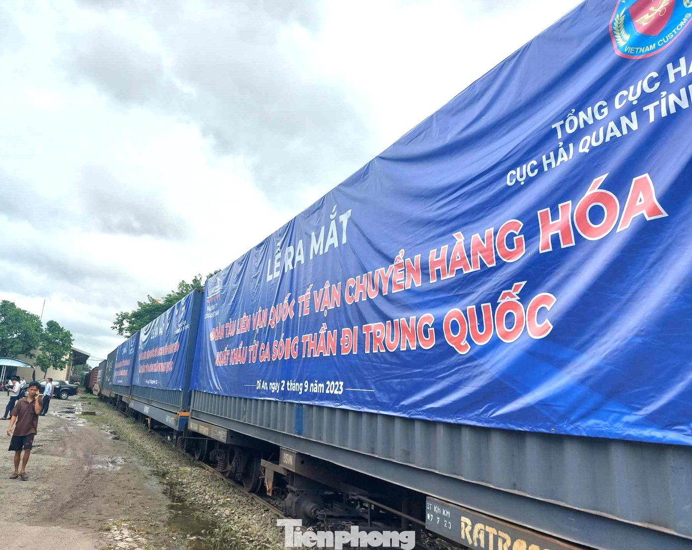 Chia sẻ thêm về giá thành, ông Nguyễn Trung Dũng, một thương lái hàng nông sản tại tỉnh Bình Dương cho biết: "Tại Việt Nam, thời gian qua chi phí logistics trong ngành nông sản chiếm đến 20 - 25% giá thành sản phẩm, trong khi các nước chỉ chiếm khoảng 12-14%. Tuyến đường sắt chở hàng từ Bình Dương đi Trung Quốc giúp doanh nghiệp giảm chi phí đến một nửa so với trước, từ đó thêm cơ hội cạnh tranh lành mạnh về giá thành". Chia sẻ thêm về giá thành, ông Nguyễn Trung Dũng, một thương lái hàng nông sản tại tỉnh Bình Dương cho biết: "Tại Việt Nam, thời gian qua chi phí logistics trong ngành nông sản chiếm đến 20 - 25% giá thành sản phẩm, trong khi các nước chỉ chiếm khoảng 12-14%. Tuyến đường sắt chở hàng từ Bình Dương đi Trung Quốc giúp doanh nghiệp giảm chi phí đến một nửa so với trước, từ đó thêm cơ hội cạnh tranh lành mạnh về giá thành".