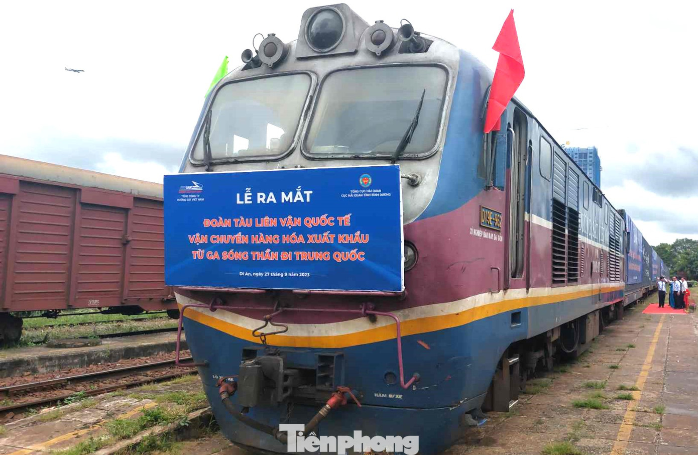 Tổng công ty Đường sắt Việt Nam xây dựng hai tuyến vận chuyển liên vận quốc tế từ ga Sóng Thần (tỉnh Bình Dương) đi Trung Quốc và các nước thứ ba. Tuyến thứ nhất xuất phát từ ga Sóng Thần đi Kép (tỉnh Bắc Giang) rồi đến Đồng Đăng (tỉnh Lạng Sơn) trước khi sang ga Bằng Tường (tỉnh Quảng Tây, Trung Quốc). Từ đây, tàu sẽ tiếp tục đi sâu nội địa Trung Quốc hoặc quá cảnh Trung Quốc sang các nước Trung Á, Nga, EU... Tổng công ty Đường sắt Việt Nam xây dựng hai tuyến vận chuyển liên vận quốc tế từ ga Sóng Thần (tỉnh Bình Dương) đi Trung Quốc và các nước thứ ba. Tuyến thứ nhất xuất phát từ ga Sóng Thần đi Kép (tỉnh Bắc Giang) rồi đến Đồng Đăng (tỉnh Lạng Sơn) trước khi sang ga Bằng Tường (tỉnh Quảng Tây, Trung Quốc). Từ đây, tàu sẽ tiếp tục đi sâu nội địa Trung Quốc hoặc quá cảnh Trung Quốc sang các nước Trung Á, Nga, EU...