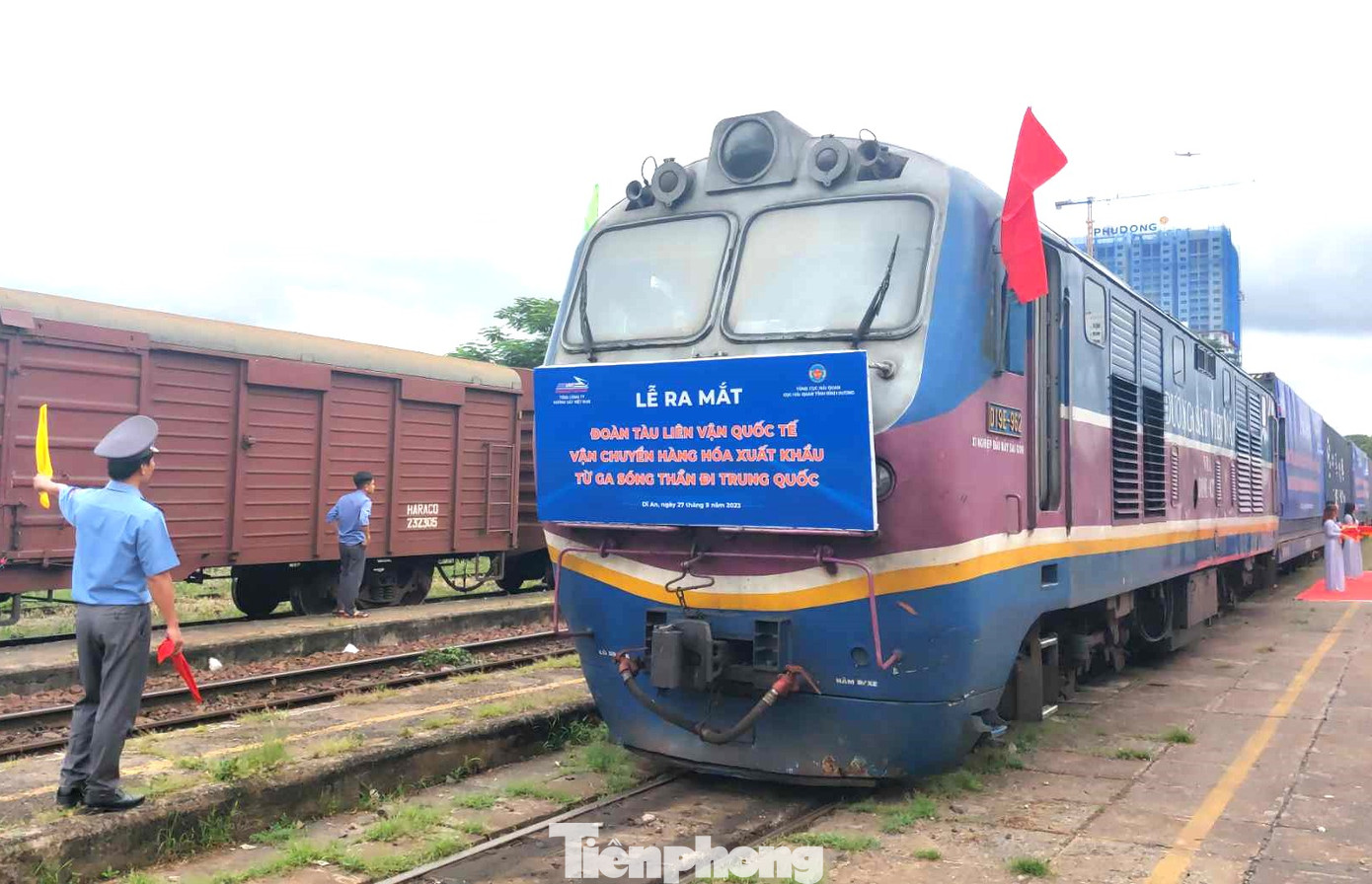 Với thủ tục thông quan nhanh, gọn, thời gian di chuyển rút ngắn, giảm chi phí vận chuyển… đây là chuyến tàu đáp ứng sự mong đợi bấy lâu của doanh nghiệp tại các tỉnh, thành phố phía Nam. Với thủ tục thông quan nhanh, gọn, thời gian di chuyển rút ngắn, giảm chi phí vận chuyển… đây là chuyến tàu đáp ứng sự mong đợi bấy lâu của doanh nghiệp tại các tỉnh, thành phố phía Nam.