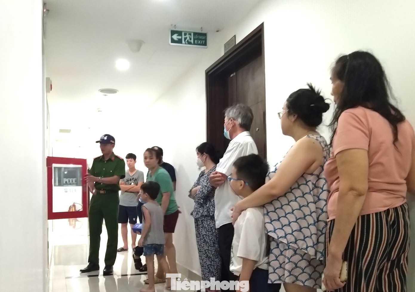 Cư dân chăm chú lắng nghe hướng dẫn biện pháp chữa cháy và thoát nạn Cư dân chăm chú lắng nghe hướng dẫn biện pháp chữa cháy và thoát nạn