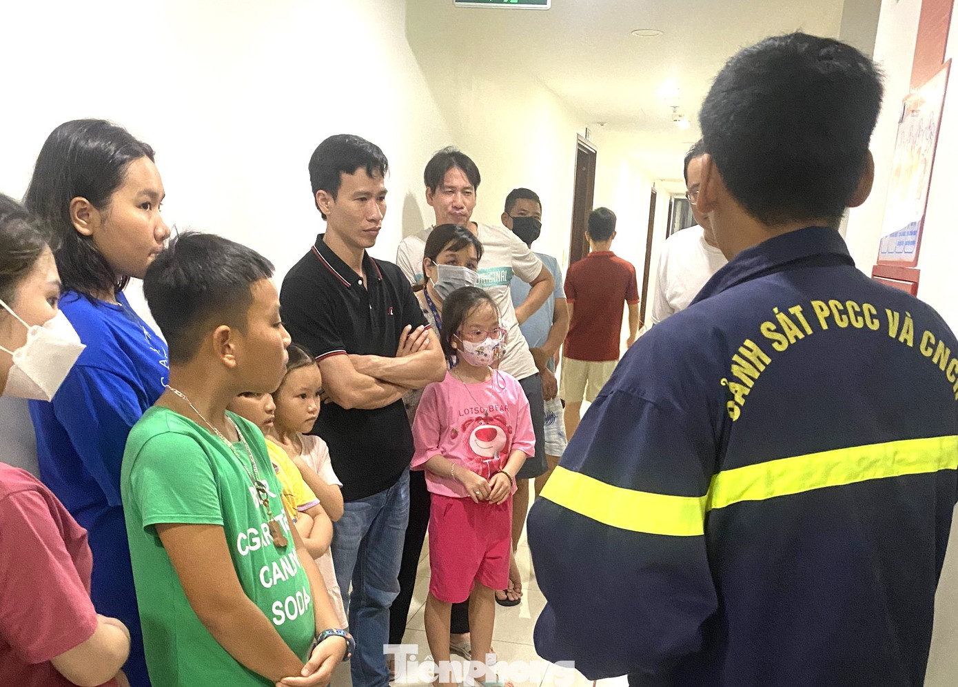 Tương tự, chị Trần Thị Bích ở chung cư phường An Phú (thành phố Thuận An, tỉnh Bình Dương) chia sẻ: "Khi được cán bộ chiến sĩ PCCC đến hướng dẫn cách thoát nạn, mọi cư dân đều tập trung, chăm chú lắng nghe". Tương tự, chị Trần Thị Bích ở chung cư phường An Phú (thành phố Thuận An, tỉnh Bình Dương) chia sẻ: "Khi được cán bộ chiến sĩ PCCC đến hướng dẫn cách thoát nạn, mọi cư dân đều tập trung, chăm chú lắng nghe".