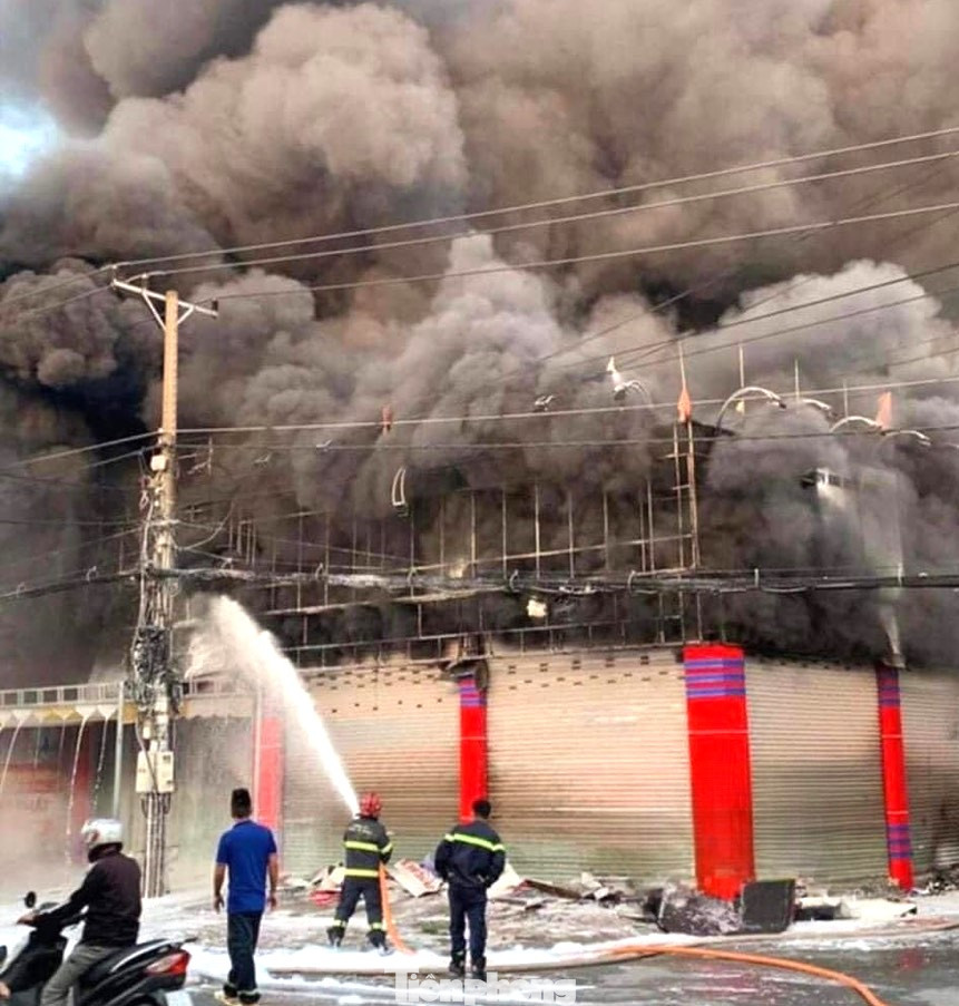 Khói bao trùm cửa hàng kinh doanh xe máy