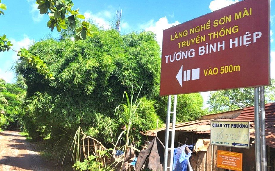 Đường vào làng nghề sơn mài Tương Bình Hiệp