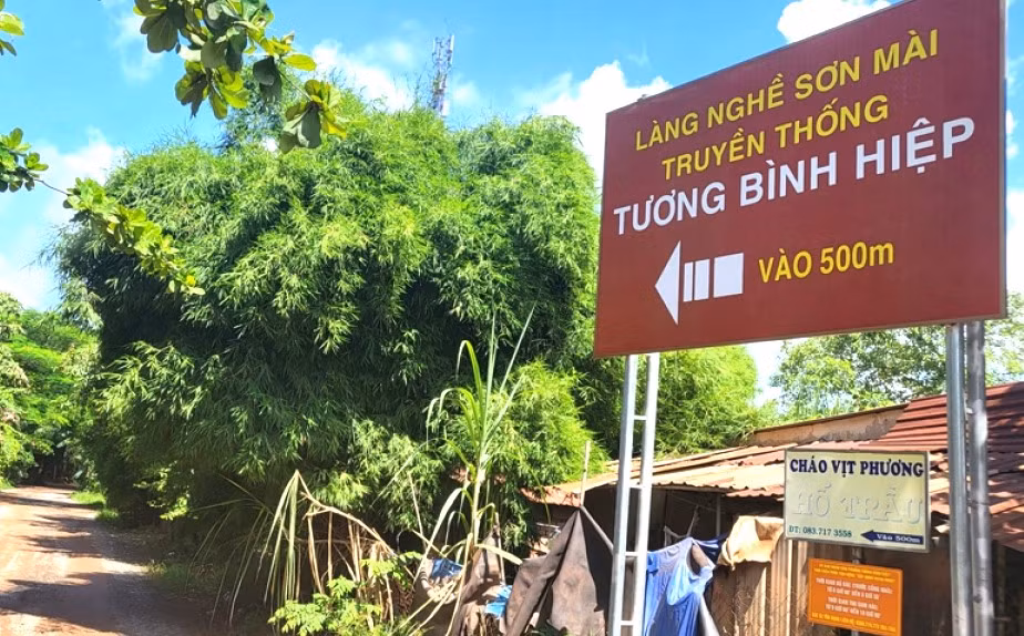 Đường vào làng nghề sơn mài Tương Bình Hiệp Đường vào làng nghề sơn mài Tương Bình Hiệp