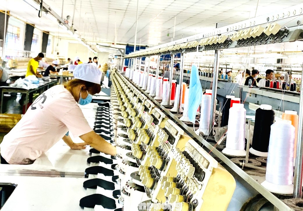 Công nhân sản xuất trong nhà máy ở Bình Dương.