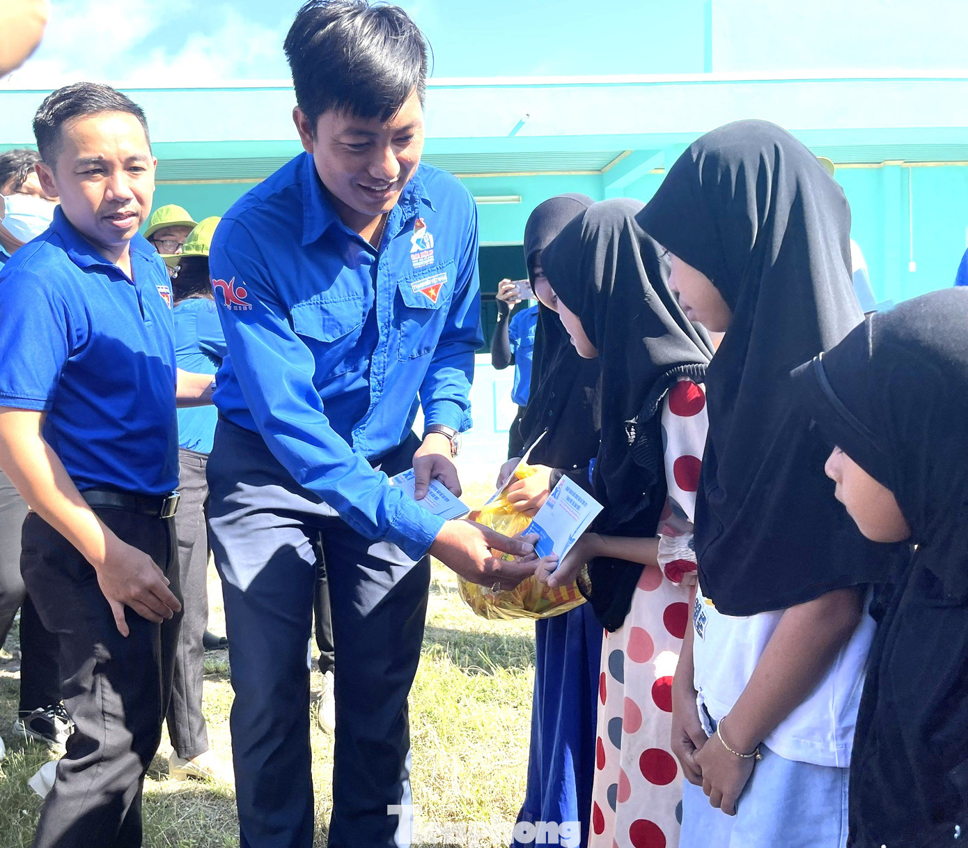 Tuổi trẻ Bình Dương thăm, tặng quà cho trẻ em người đồng bào dân tộc thiểu số tại huyện Dầu Tiếng Tuổi trẻ Bình Dương thăm, tặng quà cho trẻ em người đồng bào dân tộc thiểu số tại huyện Dầu Tiếng