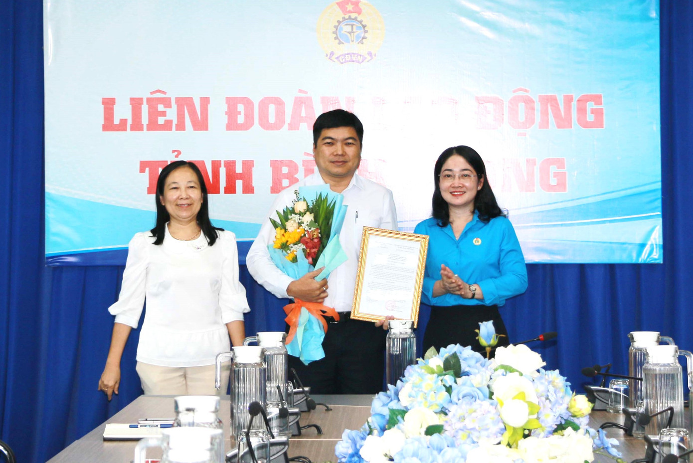 Ông Nguyễn Tấn Đạt nhận quyết định giữ chức Phó Chủ tịch LĐLĐ tỉnh Bình Dương