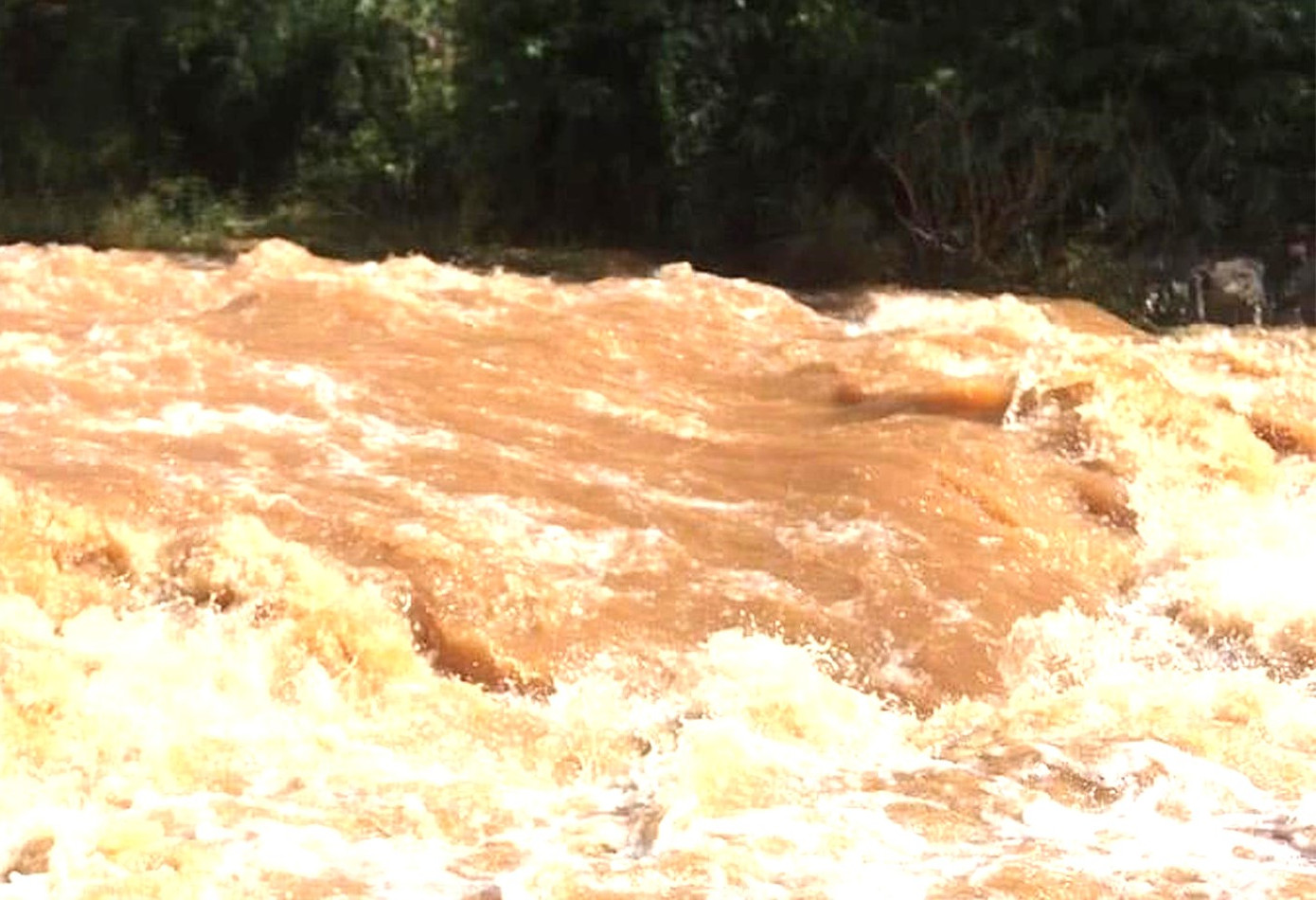 Dòng suối Đắk Tơ nước chảy xiết, nơi người đàn ông mất tích