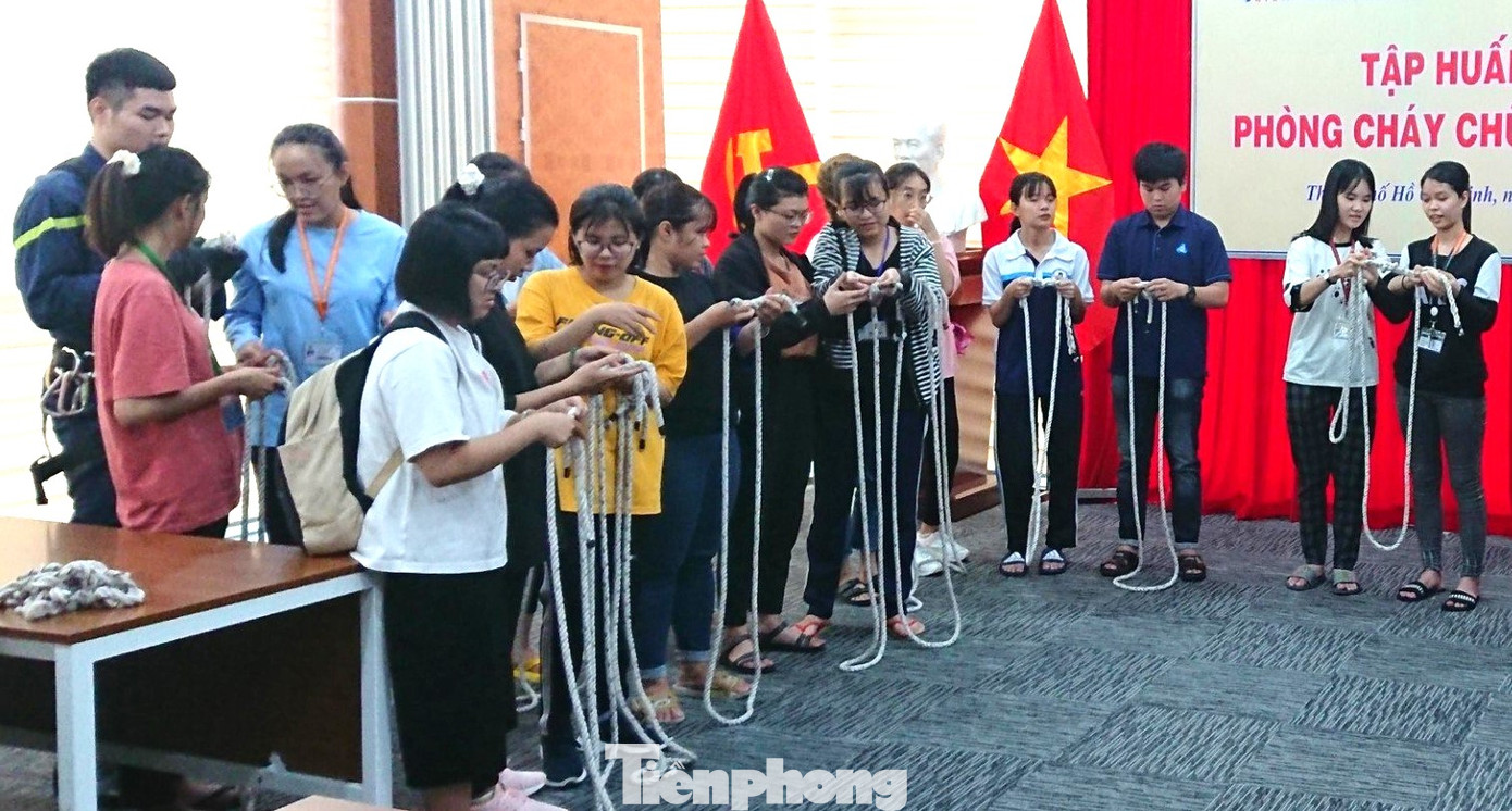 Cán bộ chiến sĩ PCCC hướng dẫn kỹ năng thoát nạn khi có hỏa hoạn Cán bộ chiến sĩ PCCC hướng dẫn kỹ năng thoát nạn khi có hỏa hoạn