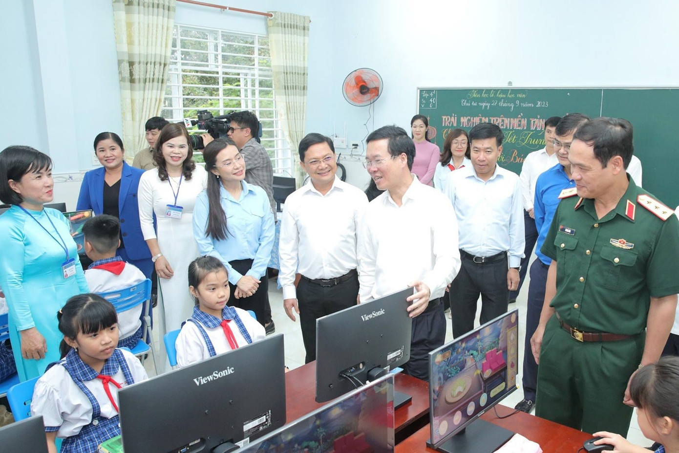 Chủ tịch nước Võ Văn Thưởng thăm Trường Tiểu học Tân Xuân C.