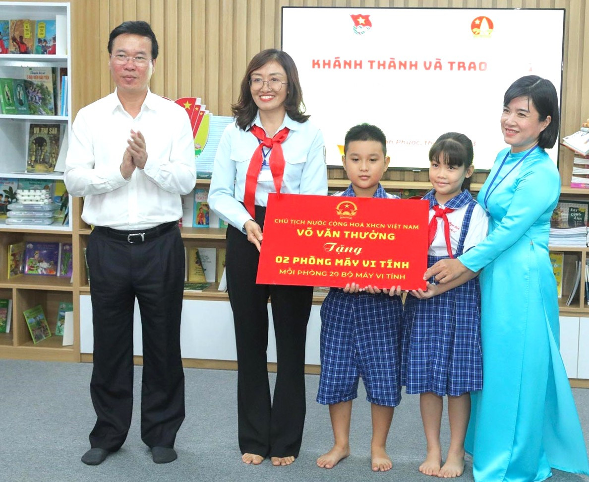 Chủ tịch nước Võ Văn Thưởng tặng hai phòng máy tính cho Trường Tiểu học Tân Xuân C.