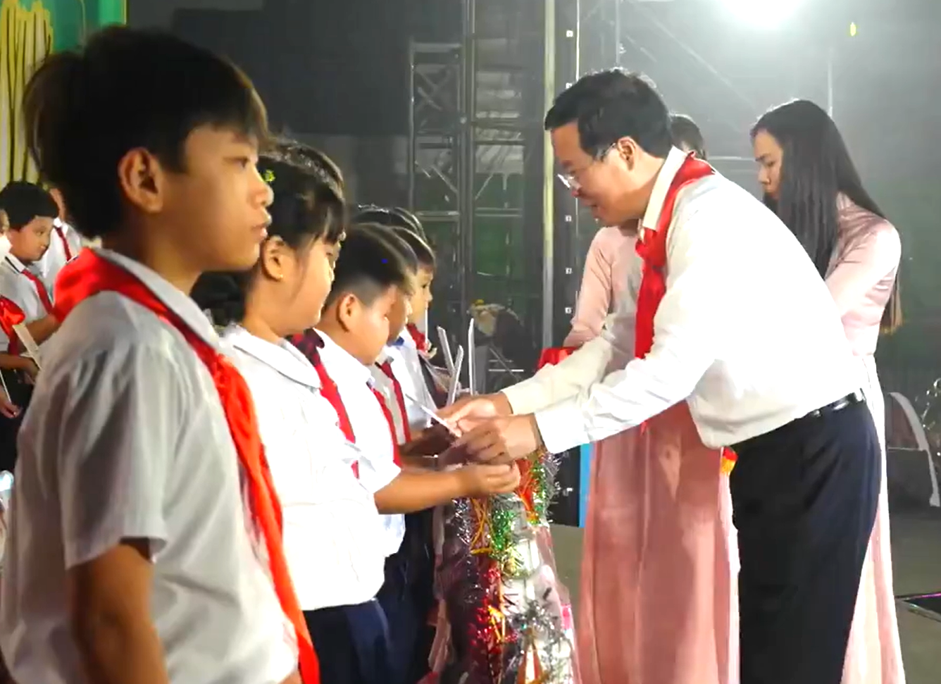 Chủ tịch nước Võ Văn Thưởng tặng quà các cháu thiếu nhi.