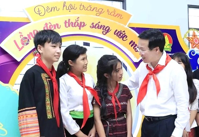 Chủ tịch nước Võ Văn Thưởng thăm hỏi thiếu nhi người đồng bào dân tộc thiểu số.