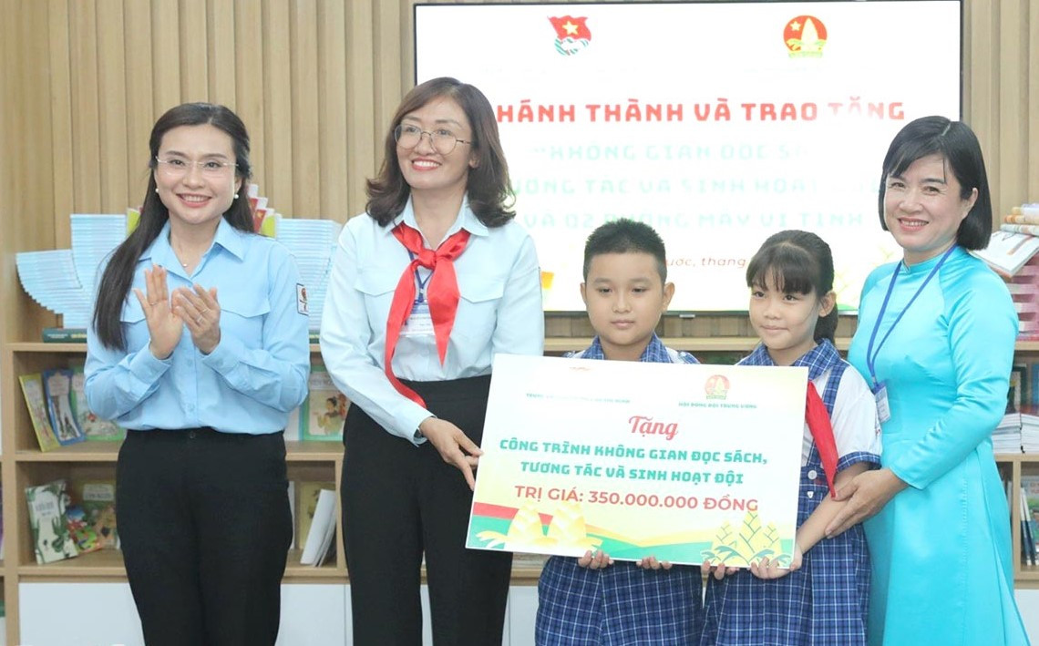 Bí thư T.Ư Đoàn, Chủ tịch Hội đồng Đội T.Ư Nguyễn Phạm Duy Trang (ngoài cùng bìa trái) tặng công trình không gian đọc sách cho Trường Tiểu học Tân Xuân C.