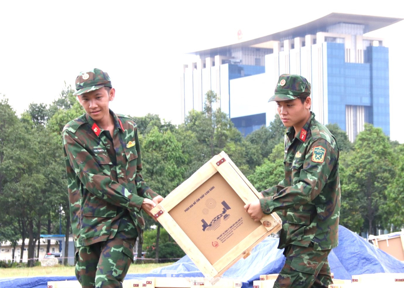 Các chiến sĩ chuẩn bị giàn pháo