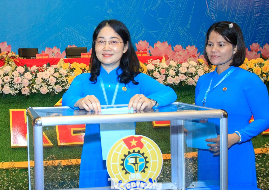Bà Nguyễn Kim Loan (bìa trái) tái đắc cử Chủ tịch LĐLĐ tỉnh Bình Dương.