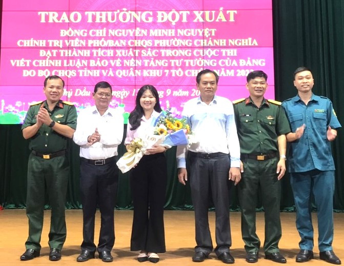 Chị Nguyễn Minh Nguyệt (thứ ba từ trái sang) được khen thưởng đột xuất