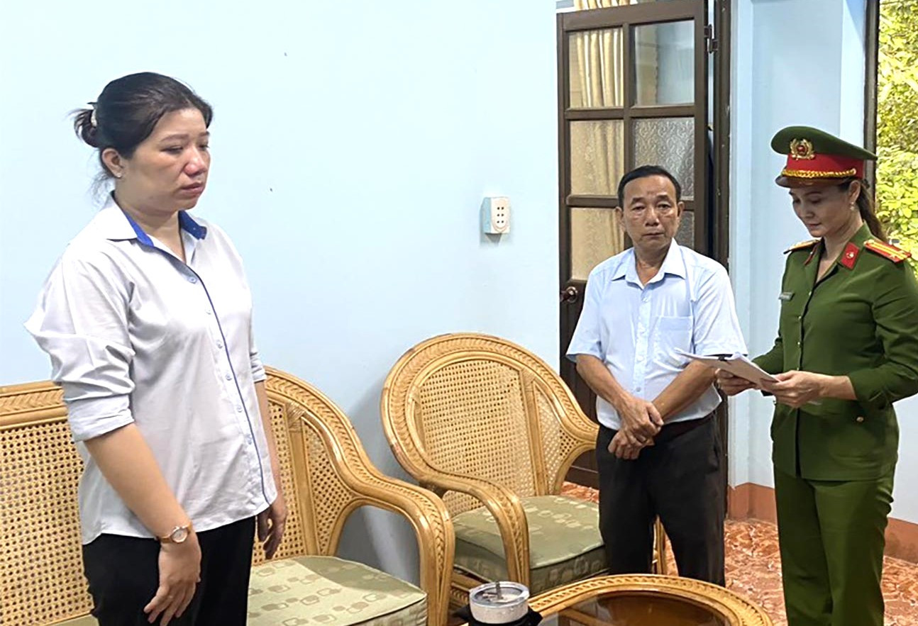 Nguyễn Đỗ Thúy Anh (bìa trái) bị bắt giữ để điều tra tội “Lạm dụng chức vụ, quyền hạn chiếm đoạt tài sản” Nguyễn Đỗ Thúy Anh (bìa trái) bị bắt giữ để điều tra tội “Lạm dụng chức vụ, quyền hạn chiếm đoạt tài sản”