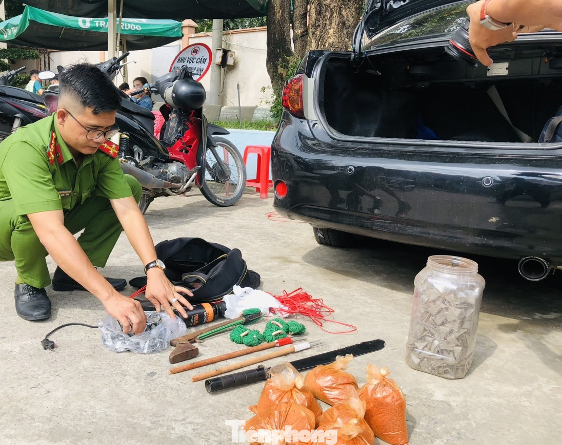 Xe ô tô và tang vật của các đối tượng trộm chó Xe ô tô và tang vật của các đối tượng trộm chó