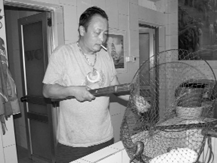 Trong một lần, vào giờ giải lao, đứa con trai của Văn tập tễnh xách lên cho bố một bìa đậu. Gã nhìn con mà ứa nước mắt và quyết tâm phải cai hẳn để bù đắp tình yêu của vợ của con để sau này không phải ân hận