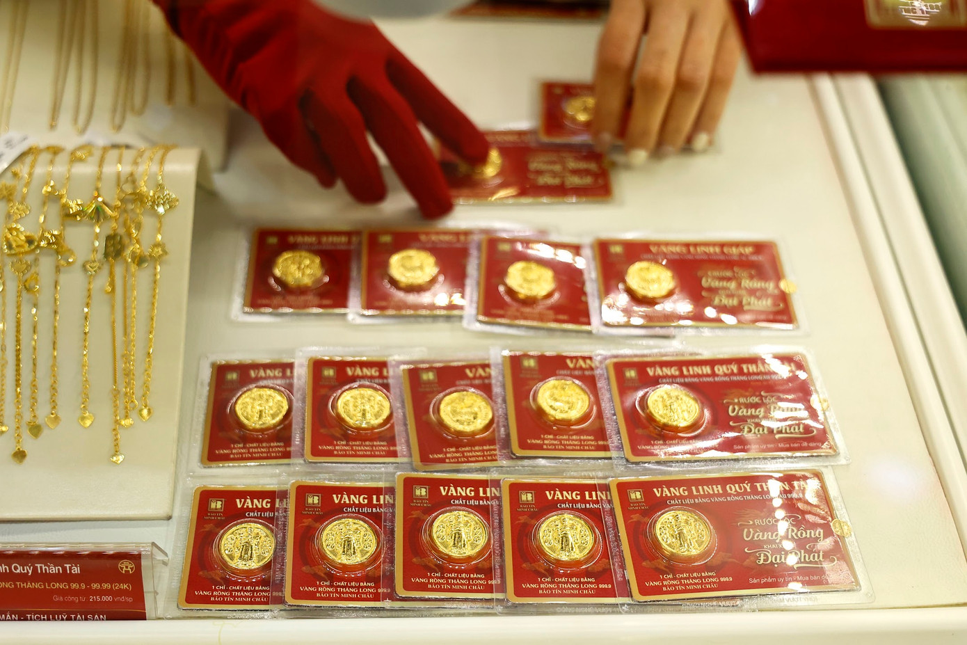 Giá vàng trong nước giảm theo giá thế giới. Giá vàng trong nước giảm theo giá thế giới.